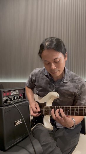 Zendhy Kusuma on Instagram: "Lesson hari ini…. Arpeggio C#m7-Symetric Shape. @zendhykusumaguitarschool @zendhykusuma.labcenter Laney Ministack Iron @mutiara.musik @laneyindonesia"