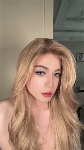 Boy's Magical Wig Makeover: From平凡到闪耀，一顶金发 Wig 的魔法