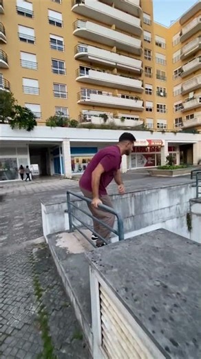 Crazy parkour jump 😱🤯