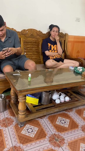 996K views · 5.6K reactions | @nêu bật Mạnh HùngNg Hương ck đi làm về thấy khoá cổng , trèo cổng vào thấy chị em ân tình thế cho nhau từng miếng ăn hớp bia , ê thế lúc chưa ăn khoá cổng thả rèm có làm gì k 2 em , đời đúng là cay đắng mà | Nguyễn Tùng | Facebook