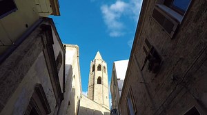 51 reactions · 12 shares | Il centro storico di #Alghero è ricco di tesori e luoghi legati alla storia, proprio come il campanile della Cattedrale di Santa Maria. Se non sei mai stato in questo meraviglioso borgo marinaro, ti aspettiamo: passeggiando tra antiche mura e vicoli suggestivi ti sembrerà di compiere un viaggio indietro nel tempo! | Alghero Turismo | Facebook