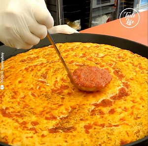 Korean restaurant makes delicious cheesy pizzas Credit: 야미보이 Yummyboy - youtube.com/channel/UCiiV8stcewhoCNyiErr7GtA | Taste Life