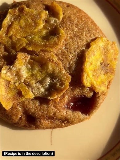 Brown butter & strawberrry jam cookies topped with tostones chips ❤️