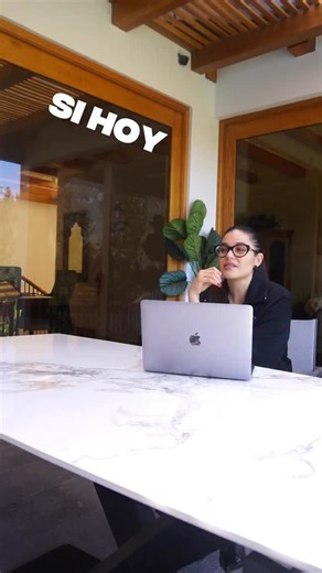 Cris Maag Personal Branding Mentor on Instagram: "La marca personal no se construye mostrando más, sino sabiendo desde dónde hablas. Antes de crear contenido, define tu ORIGEN. Código Origen es el framework que te ayuda a comunicar con claridad, coherencia y autoridad … sin improvisar ni copiar fórmulas. Comenta “ORIGEN” y te envío el workbook completo 🔥 #marcapersonal #personalbranding #marcapersonalonline #marcapersonaltips #marcapersonaldigital"