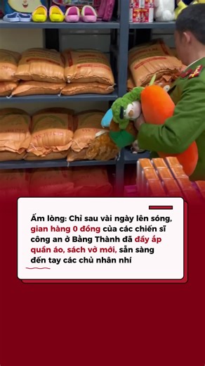 Ấm áp, chỉ sau vài ngày lên sóng, gian hàng 0 đồng của các chiến sĩ công an đã đầy ắp quần áo, sách vở còn thơm mùi mực mới.#AMM #Cafef