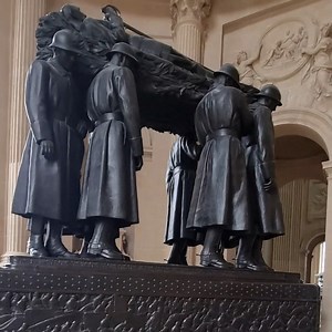 [#CeJourLà] À l’âge de 78 ans, Ferdinand Foch, commandant en chef des armées alliées de 1918, maréchal de France, de Grande Bretagne et de Pologne, s’éteint à Paris le 20 mars 1929. 8 ans plus tard, ses cendres sont transférées dans le tombeau du Dôme des Invalides conçu par Paul Landowski. Ce tombeau, riche en détails, constitue un véritable récit de la guerre de 14-18 et de son évolution. En effet, les deux côtés du sarcophage montrent deux phases de la Grande Guerre : d’une guerre traditionne