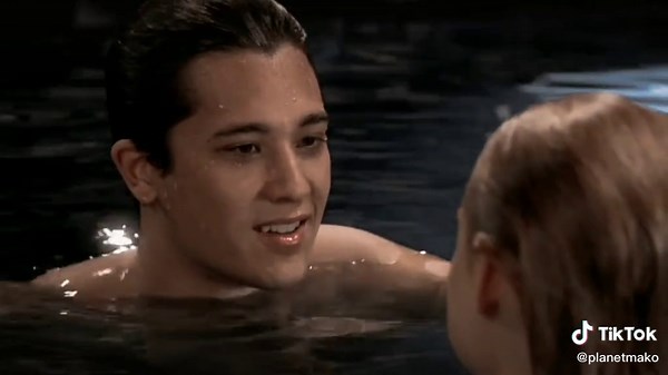 Zac and Lyla Kiss - Mako Mermaids Romance