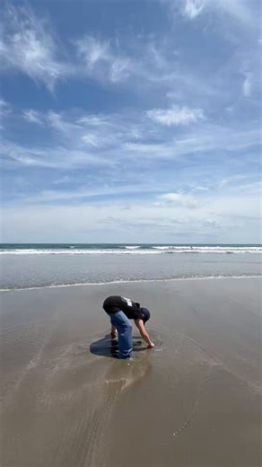 初めてここに連れてきたのが11年前。まともに初めて見る海にワクワクした顔を見せて何度も何度も波間に揉まれては、もう一回〜！と大はしゃぎていた。12歳になった今日もお父さん一緒に行こうと誘ってくれて、波にもまれたり長いこと砂遊びをして過ごしたけど、もう‥なんかちょっと寂しいんですけど。そして自分が痩せすぎていて‥‥#砂浜美術館