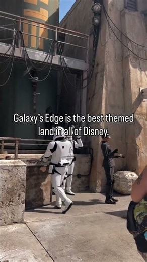 Okay, I’m ready for the comments 😂 Galaxy’s Edge might be my favorite themed land in all of Disney