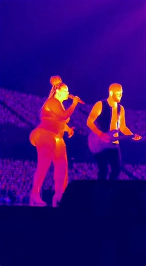 The singer sang affectionately on stage, but his sphincter couldn't hold on... The thermal imaging camera captured this