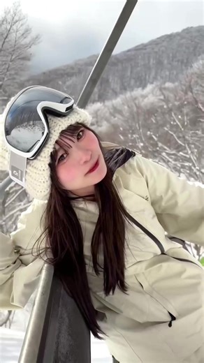 壮大な景色を楽しむスノボ女子