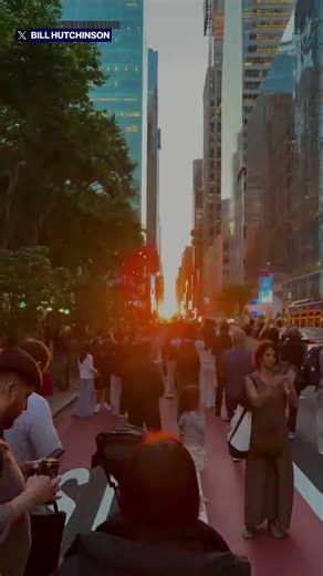Timelapse of bi-annual 'Manhattanhenge' sunset phenomena #shorts