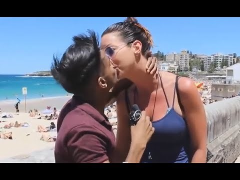 KISSING PRANK - AUSTRALIAN BEACH EDITION!