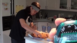 【速食大胃王Matt stonie】挑战超大份多米诺芝士披萨！ 让人看了好想大吃一口~ 小哥早年作死视频！