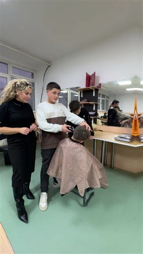 💇‍♂️✨ Përkushtim dhe stil në çdo prerje! Nxënësit e drejtimit Floktari – FX/2, nën udhëheqjen profesionale të instruktores Blerta Salihu, zhvilluan orë praktike me fokus në prerjen e flokëve për meshkuj. Një përvojë e vlefshme që i ndihmon të rinjtë të zhvillojnë aftësitë e tyre profesionale, duke kombinuar teknikën, estetikën dhe kujdesin personal. 💈✂️