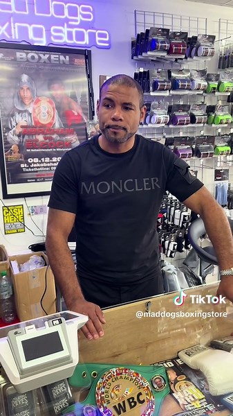 My own son thought being family would get him a free pass to the Reyes… 😂 Nice try, kid. These gloves don’t care who your dad is. You’ve got to earn them simple as that. Rules apply to everyone… even Mad Dog’s son 🥊 #ReyesGatekeeper #NoNepotismHere #EarnIt #BoxingDadProblems #FYP #MadDogsBoxing #NoShortcuts #BoxingLife #ReyesGloves #HardWorkOnly #cletoreyes