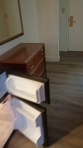 Walking into a Hotel, this was terrifying :(