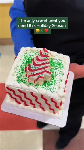 Your favorite Christmas tree sweet treat… but as a whole cake. 😉🎄Plus on sale for just $13.99 until 12.9! | Lowes Foods