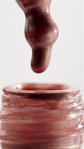 The MAC Surreal Shine Mini Highlighter duo = the perfect fix for dull winter dry skin ✨. Boost your glow with 2 mini limited-edition highlighters in this beauty gift set. #MACCosmeticsCyprus #GIFTMAC #MACHoliday | M·A·C Cosmetics