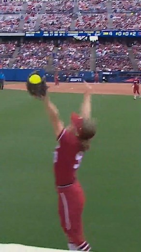 Elle Eck is serving up snow cones in left field! 😱🍧 #WCWS x 🎥 ESPN / Stanford Softball | NCAA Softball