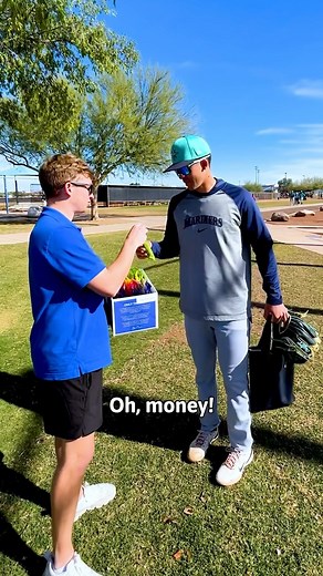 Handing out sunflower seeds at Mariners practice🫡 | Smackin' Sunflower Seeds