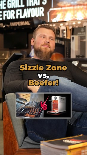 🔥 Sizzle Zone vs. Beefer – was ist eigentlich der Unterschied? 🔥 Viele verwechseln das – deswegen hier mal die klare Erklärung: 👉 Sizzle Zone: Das ist ein Keramikbrenner unten im Gasgrill. Heißt: du legst dein Steak direkt auf den Rost, und der Brenner ballert von unten drauf. Gibt schon richtig gute Ergebnisse, vor allem fürs Branding. 👉 Beefer (oder allgemein Oberhitzegrill): Ursprünglich eine Marke, die den Oberhitzegrill groß gemacht hat – inzwischen fast ein Gattungsbegriff. Hier sitzt 