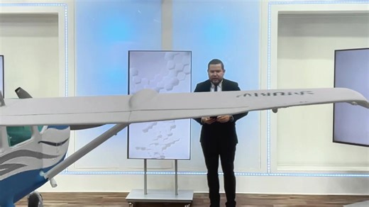 Le mostramos con realidad aumentada algunas de las características del tipo de aeronave siniestrada, este viernes, en La Fortuna de San Carlos.