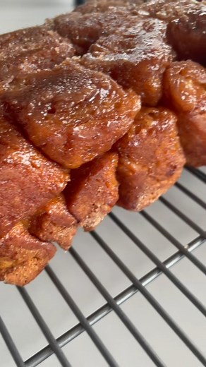 2.5K views | 153 This MONKEY BREAD makes me ’s!!! #monkeybread #bread #biscuit #dough #baking #bakingrecipe #recipe #recipesforyou #recipevideo #food #foodie #foodtiktok #cooking #cookingtips #easyrecipe #dessert #brunch #viral #popular #trend #t | Dangthatssweet | Facebook