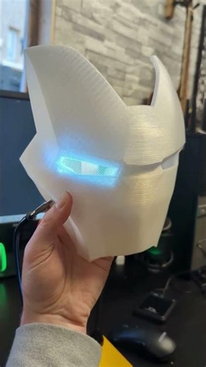 I 3D Printed Iron Man's Helmet.....Then Turned Off the Lights