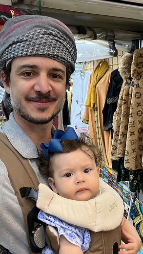 Guilherme Sella on Instagram: "Elisa viajante! Juro que foi ela que definiu os roteiros rsrs Brincadeiras a parte, nós viajamos com bastante segurança. Mesmo eu e Núbia sendo médicos, sempre viajamos com pelo menos 2 seguros viagem, e nos países que vamos visitar já temos contato de médicos e hospitais (em caso de urgências). Viajamos também com mais roupas para ela (até despachamos mala!) e já deixamos os hotéis e passagens aéreas reservadas - coisas que não fazíamos antes dela nascer. A Elisa 