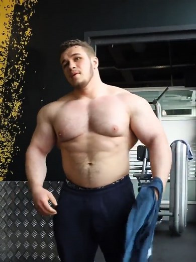 Muscle check!😍💪 #beefy #massive #bulky #muscle #musclebear #musclehunk #bodybuilder #powerlifter #beefymuscle #muscleflexing #pecs #chest #biceps #workout #motivation