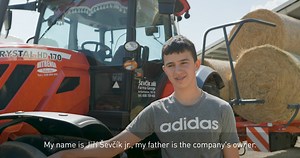 Farma George se nachází nedaleko města Fulnek a produkuje kvalitní BIO telecí a hovězí maso.🐄 S prací kolem farmy zde pomáhají celkem tři traktory ZETOR, včetně našeho nejsilnějšího zástupce, ZETOR CRYSTAL.🚜 Jak říká majitel farmy, Jiří Ševčík, je to odolný traktor, který bez probému zvládá orbu nebo přípravy půdy.💪 Co dalšího o našich traktorech Jirka říká? To se dozvíte v našem novém videu.⬇ | ZETOR