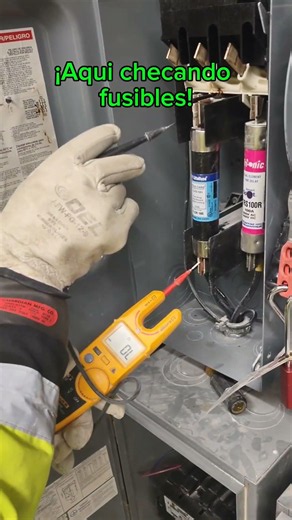 "Checando continuidad en fusibles"#electricidad#tipselectricos #electricistaindustrial#shortsfeed