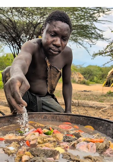 A bowl of salt is the seasoning used by Chaaba to cook tribal food, and everyone loves to eat the delicacies he cooks#hadzabetribe #foryoupage #cooking #chaaba #funny