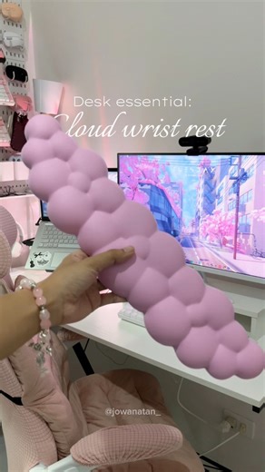 4.1K views · 28 reactions | Got something new for my desk—a pink cloud wrist pad!☁️ I already had the white one, but I couldn’t resist getting it in pink this time. Typing on a mechanical keyboard can get a bit tiring, so this wrist pad is a must-have! super comfy and adds a pop of color to my setup! Check out the link I've provided and thank me later殺 | Joana Tan | Facebook