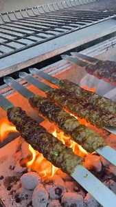 Shish kebab – Kebab på spett är vanligt i hela mellanöstern och recepten varierar. Mitt kurdiska basrecept är enkelt och utan mycket kryddor och örter, jag tycker det är godast när smaken av köttet får vara hjälten i kebaben och det är just de som utmärker den kurdiska kebaben. Jag avslutar alltid med att pensla kebaben med smält smör och det är en riktig gamechanger, kebaben blir otroligt saftig och god. Tips! Skulle du tycka att färsen är för lös kan du tillsätta lite potatismjöl m