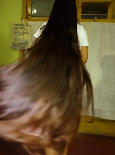 Beautiful Long Hair Flip: Showing Off Shine & Healthy Ends | Shine, Length & a Dramatic Flip