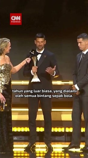 Ronaldo Persembahkan Piala Globe Sports Award ke Novak Djokovic
