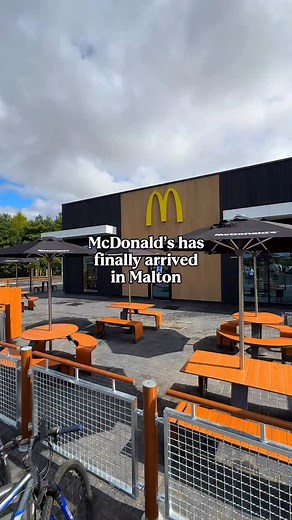 The Yorkshireman on Instagram: "AD Come with us to check out Yorkshire’s newest McDonald’s 🙌 The brand new site is conveniently located between Eden Camp and Flamingo Land, so perfect for those family trips this summer ☀️ But there’s more to love! This location is one of two McDonald’s restaurants to be submitted as part of the UK Green Building Council’s Net Zero Pilot Scheme, with eco-friendly design features including sheep’s wool insulation, recycled plastic roof linings, and solar panels.