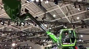 Fendt Cargo T955. O manipulador telescópico é marcado por sua cabine de elevação exclusiva com amortecimento de vibrações e sua construção resistente e durável! #ItsFendt # FendtCargoT955 #telehandler #agro #agricultura #agri Siga nosso Instagram @brutosdocampooficial | Brutos do Campo