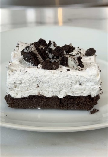 Ton nouveau dessert préféré! Un cheesecake au Oreo! Ingrédients (12 carrés) - 225 g de fromage à la crème léger - 1/2 tasse de yogourt grec nature - 1 c. à soupe de vanille - 1/2 c. à thé de sel - 225 g de Cool Whip léger, décongelé - Une boîte de Oreos Étapes 1. Tapisser un moule carré 8 x 8 po de papier parchemin. 2. Déposer 12 à 18 Oreos moulus. 3. Battre le fromage à la crème, le yogourt, la vanille et le sel. 4. Incorporer 12 à 18 Oreos écrasés en gros morceaux. 5. Ajouter délicatement la C