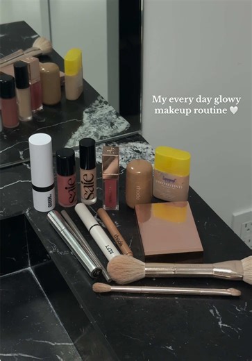 My every day glowy makeup routine 🤍 I really used to struggle with hormonal acne and what has helped me achieve clear, glowy skin (other than diet of course) is skin hydration, barrier support and trying to focus on non pore clogging ingredients. Also colour analysis made a huge difference for me. Swapping out orange/ warm bronzers and bright blush for cooler mauves and contours 🤍