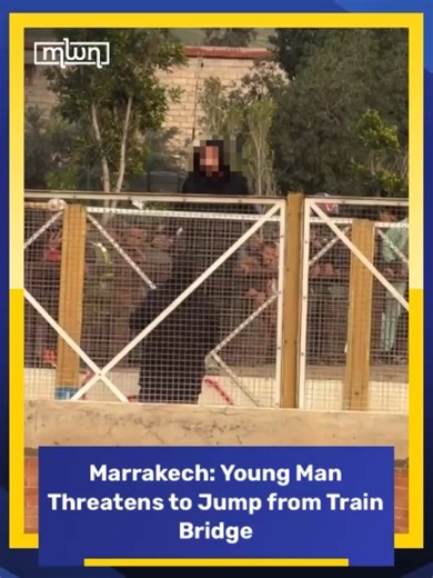 In Marrakech, a young man threatened to jump from a train bridge just two hours before iftar. Videos circulating online show the tense scene. Thanks to the calm and skilled approach of the rescue team, they successfully convinced him to step back, preventing a potential tragedy.