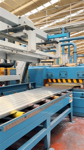 De la materia prima al perfil final. Así es el proceso completo de la extrusión: control, precisión y experiencia en cada fase. Un recorrido donde la tecnología y el saber hacer se unen para dar forma a la calidad Extrusax. ⚙️ 🔷 From raw material to the final profile. This is the complete extrusion process: control, precision and expertise at every stage. A journey where technology and know-how come together to shape Extrusax quality. ⚙️ #aluminio #extrusión #extrusax #industria #calidad | Extr