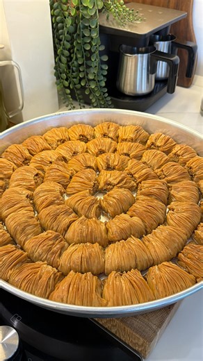 Zeliha Gümüş on Instagram: "BU BAKLAVANIN YAPIMINA HERKES HAYRAN KALDI YİYENLER TARİF İSTEDİ💯ÇITIR ÇITIR EL AÇMASI CEVİZLİ BAKLAVA Hamuru için : 1 çay bardağı su(100ml) 1 çay bardağı yoğurt (100ml) 1 çay bardağı sıvı yağ (100ml) 1 yumurta 1 yemek kaşığı üzüm sirkesi 1 paket kabartma tozu 4,5-5 su bardağı un Hamurı açmak için Buğday nişastası İçi için 250gr ceviz Üzeri için 200 gr tereyağı 1 çay bardağı sıvı yağ Şerbeti için 4 su bardağı şeker 4 su bardağı su 4-5 damla limon suyu Öncelikle şerbe