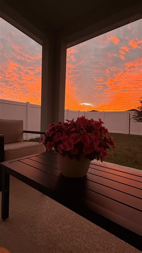 Daniela Beltran R. on Instagram: "Oración para cerrar el 2025 A tiiiii Dios que te amo con todo mi corazón, fuente de toda vida, de toda verdad y de toda luz, en este momento sagrado me presento ante Ti con humildad y con conciencia. Hoy cierro un ciclo completo de nueve años. Nueve años de aprendizajes, de pruebas, de decisiones, de cargas visibles e invisibles. Hoy reconozco todo lo vivido y suelto lo que ya no debe acompañarme. Te entrego, Dios, toda tristeza acumulada, todo miedo que se qued