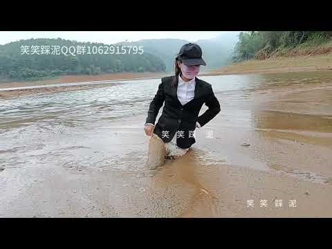 162期，Equestrian boots with a suit stepping in mud