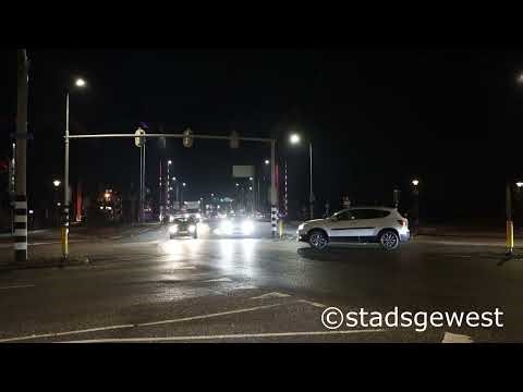 Ambulance 19-343 met spoed over Schroebrug Middelburg