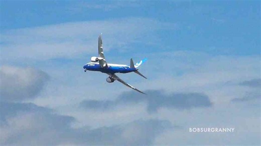 The moment a Boeing test pilot pulls a 787-9 into a steep climb