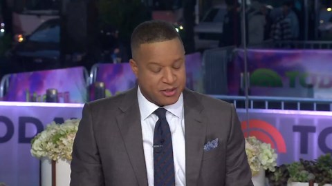 Miss Jamaica Falls off Stage at Miss Universe Pageant